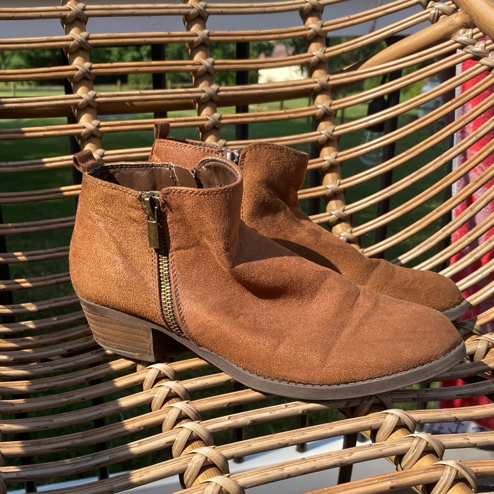 BROWN BOOTIES